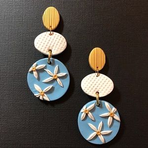 INDIE11 Handmade PolyClay White Flower Earrings